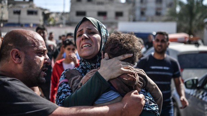 GAZA CITY, GAZA - OCTOBER 26: A woman holds his 3 year-old son, Ekrem Salih Abu Shemale who died after the Israeli airstrikes that continues in Gaza City, Gaza on October 26, 2023. (Photo by Abed Zagout/Anadolu via Getty Images)