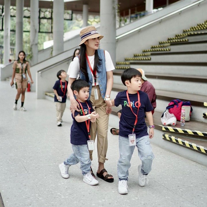 <p>Raphael Moeis dan Mikhael Moeis selalu bersama hingga disebut sebagai <em>brother goals</em>, nih. Tak sedikit yang menyebut keduanya semakin tampan. "Ganteng-ganteng banget anaknyaa," tutur seorang netizen. (Foto: Instagram: @sandradewi88)</p>