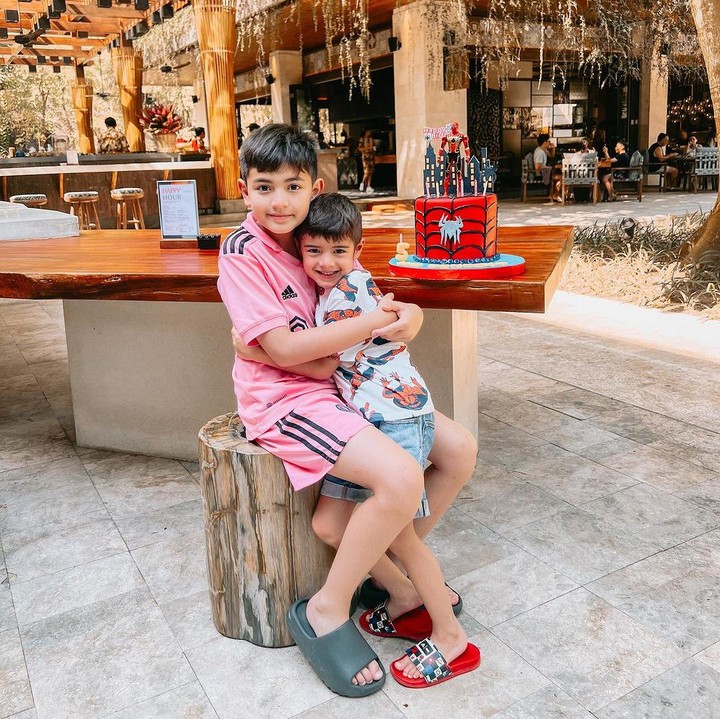 <p>Quenzino Acana Naif dan Zenecka Acana Naif merupakan anak Carissa Putri dari pernikahannya dengan Navies Abdullah Naif. Melihat dari Instagram Carissa, Quenzino kerap memperlihatkan rasa sayangnya kepada sang adik, lho. "Dekat berantem terus, jauh saling kangen. Kalau salah satu tidur duluan, diciumin terus. Semoga sampai <em>gede</em> saling akur dan saling support terus ya anak-anak Mama," kata Carissa. (Foto: Instagram: @carissa_puteri)</p>