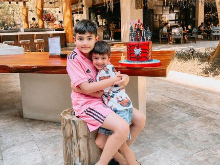 7 Potret Anak Artis Laki-Laki Sering Disebut Brother Goals, Gemas Banget!