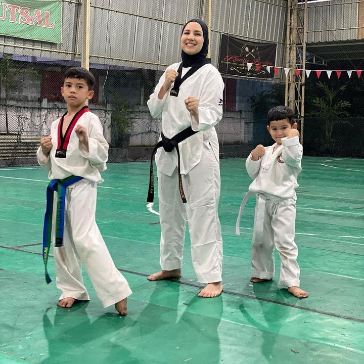 <p>Tya Ariestya dikaruniai dua orang putra yang kerap disapa Kanaka dan Kalundra, Bunda. Keduanya diketahui sangat tertarik dengan olahraga, lho. "Kalo di tempat Taekwondo enggak boleh panggil Bunda, Panggilnya Sabeumnim. Kanaka sudah mulai bisa, tinggal Kalundra yang bawaannya gemesin Bundanya mulu," ujar Tya. (Foto: Instagram: @tya_ariestya)</p>