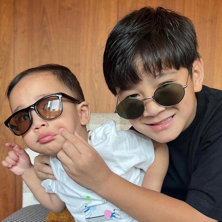 <p>Anak Raffi Ahmad, Rafathar dan Rayyanza, juga selalu menarik perhatian karena kekompakannya sebagai kakak adik nih, Bunda. "<em>MasyaAllah</em> kesayangan duo R yang makin ganteng saja, yang dua-duanya cakep<em> to the max</em>," ungkap seorang netizen merasa gemas. (Foto: Instagram: @tercipungcipung)</p>