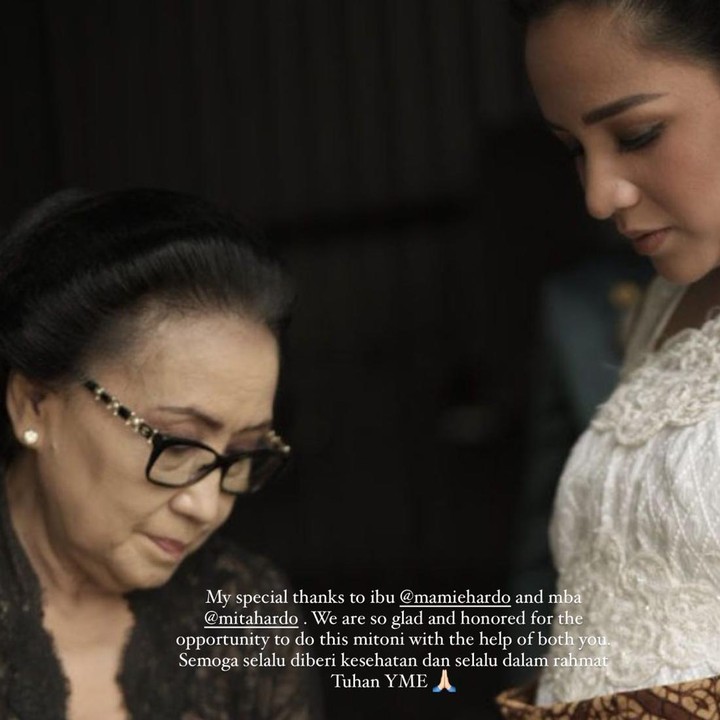 <p>Salah satu bagian yang sakral dalam acara mitoni Angel adalah saat prosesi pecah telur, Bunda. Prosesi ini bermakna sebagai harapan agar proses kelahiran anak pertama Angel dan Wisesa berjalan lancar. (Foto: Instagram @angelpieters)</p>