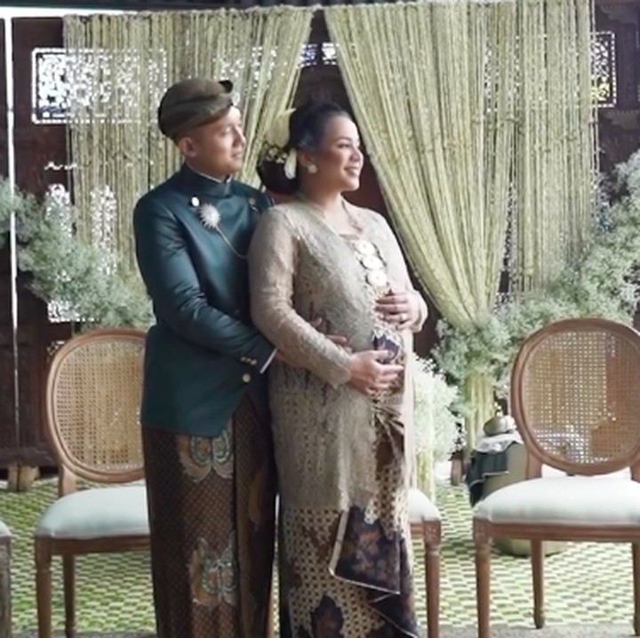 <p>Mitoni adalah upacara 7 bulanan adat jawa, Bunda. Keluarga sang suami diketahui masih sangat kuat memegang adat istiadat Jawa. (Foto: Instagram: @angelpieters)</p>