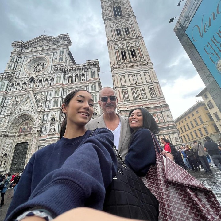 <p>Pernikahan yang sudah berjalan selama lima tahun itu hampir tak pernah diterpa isu miring. Anggun bersama sang suami dan anak perempuan dari pernikahan sebelumnya kini menjalani kehidupan yang bahagia di Prancis. (Foto: Instagram @anggun_cipta)</p>