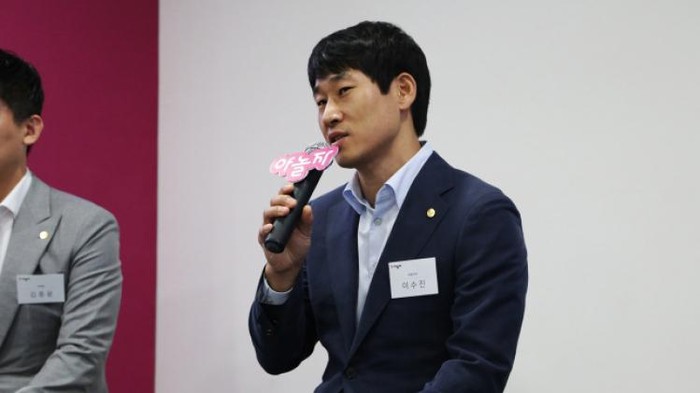 Awali Karier sebagai Petugas Kebersihan, Pria Ini Berhasil Raup Cuan hingga Rp18,6 Triliun! Ini Kisahnya