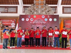 Bupati Sanjaya Ikut Nilai Langsung Kontes Ikan Koki di Tabanan