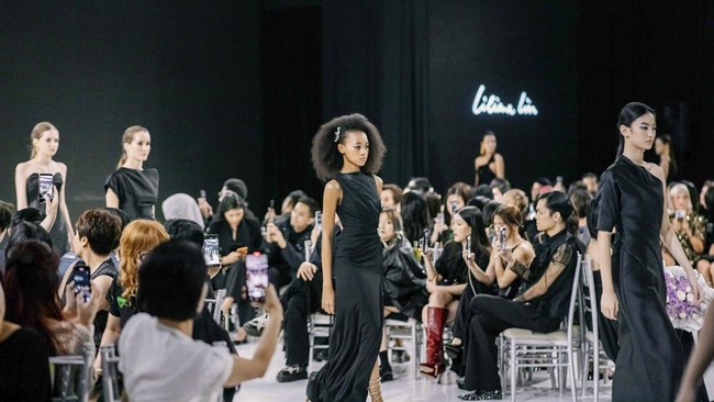 Desainer Liliana Lim kembali ke panggung mode dalam pertunjukan tunggal di gelaran The Langham Fashion Soiree. Dia mengusung koleksi bertajuk 'Resurgence'.