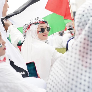 7 Gaya Seleb Tanah Air Bela Palestina, Pakai Atribut Keffiyeh hingga Semangka