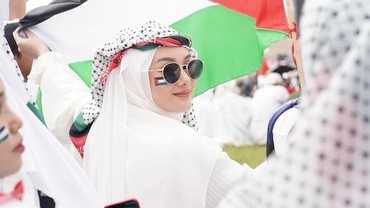 img-title 7 Gaya Seleb Tanah Air Bela Palestina, Pakai Atribut Keffiyeh hingga Semangka