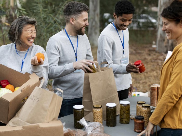 Ilustrasi menyerahkan bantuan kemanusiaan
