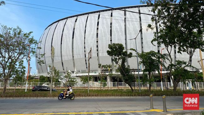 Kondisi terkini Jakarta International Stadium (JIS) jelang Piala Dunia U-17 2023 pada Senin (6/11). (CNN Indonesia/Muhammad Ikhwanuddin)