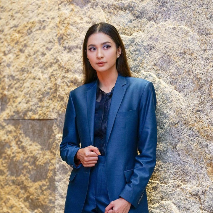 <p>Belum lama ini, Mikha juga resmi bertugas sebagai Tenaga Ahli Komunikasi Publik Kementerian Pemuda dan Olahraga (Kemenpora) RI. Ia juga sempat membagikan potretnya di hari pertama bekerja. (Foto: Instagram: @miktambayong)</p>
