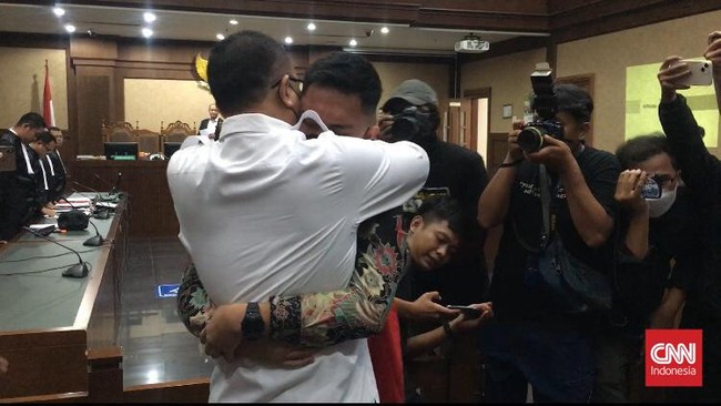 Mata Mario Dandy Satriyo berkaca-kaca saat memeluk sang ayah Rafael Alun Trisambodo ketika bertemu di ruang siang PN Jakarta Pusat.
