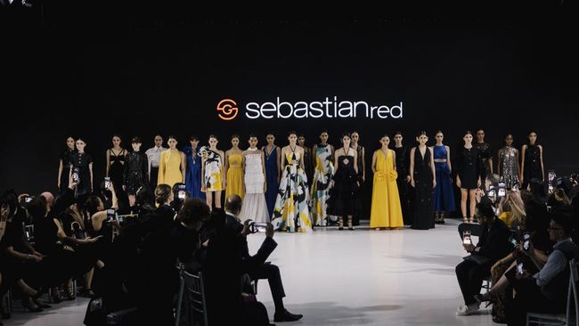 Pasangan Sebastian Gunawan dan Cristina Panarese memamerkan koleksi terbaru untuk lini busana SEBASTIANred.