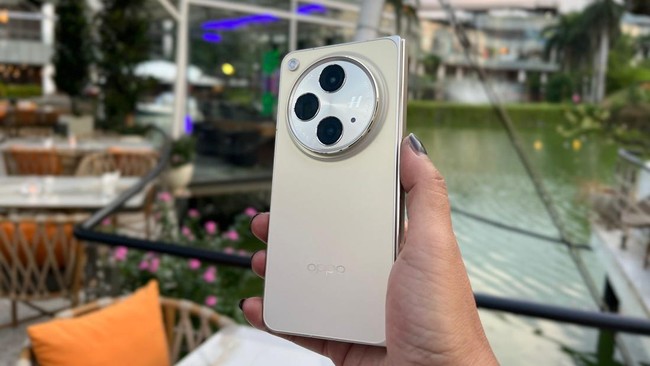 Penampakan Oppo Find N3, potensial saingan Samsung Galaxy Fold, dibocorkan ke publik. Intip spesifikasinya.