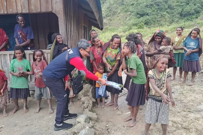 Penyaluran bantuan Kemensos ke masyarakat Distrik Amuma, Yahukimo, Papua Pegunungan.