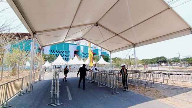 Pintu masuk Stadion Gelora Bung Tomo (GBT) menggunakan penjagaan tiga lapis jelang pembukaan atau opening ceremony Piala Dunia U-17 2023, Jumat (10/11).