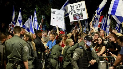 Sejumlah warga Israel kembali melakukan aksi demonstrasi di depan kediaman Perdana Menteri Israel Benjamin Netanyahu di Yerusalem Barat.