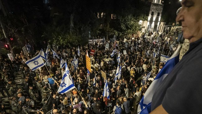 Massa Israel kembali menyerbu sekitar rumah PM Benjamin Netanyahu untuk menggelar unjuk rasa di Yerusalem pada Senin (22/1) malam waktu setempat.