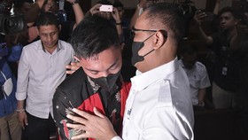 FOTO: Rafael Alun dan Mario Dandy Bertemu di Ruang Sidang