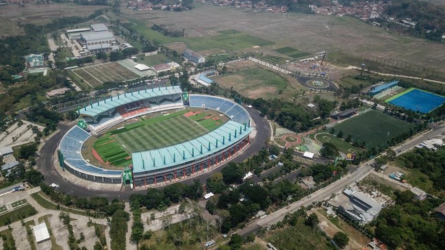 Suporter Persib turun ke jalan hingga membuat kota Bandung macet di berbagai titik usai menumbangkan Persija di laga tanpa penonton. 