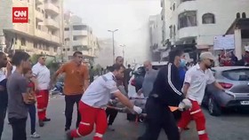 VIDEO: Momen Evakuasi Koban Saat Roket Israel Gempur RS Al-Quds