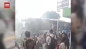 VIDEO: Transjakarta Keluarkan Asap, Penumpang Panik dan Pecahkan Kaca