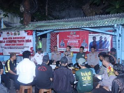 Wakapolres Cek Satkamling Wilayah Polsek Mampang, Beri Imbauan Pemilu Damai