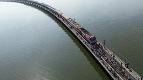 FOTO: Menikmati Panorama Waduk Terbesar Thailand di Atas Kereta Apung