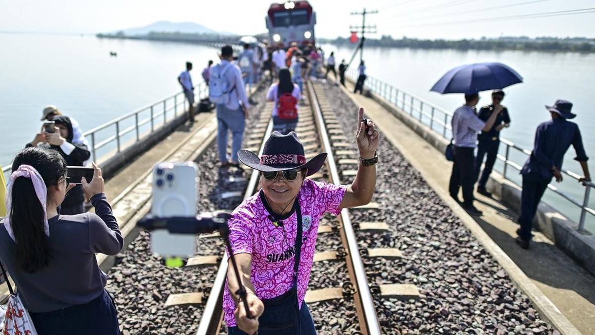 FOTO: Menikmati Panorama Waduk Terbesar Thailand di Atas Kereta Apung