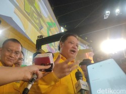 Airlangga Ungkap Alasan Gibran Tak Hadir di HUT Golkar yang Dihadiri Jokowi