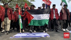 Massa Aksi Solidaritas Palestina Geruduk Konjen AS di Surabaya