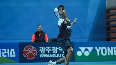 Alwi Farhan berhasil lolos ke perempat final Syed Modi India International 2023 setelah menang atas Justin Hoh. Alwi sempat tertinggal 12-20 di gim kedua.