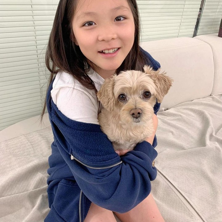 <p>Choo Sarang adalah putri satu-satunya pasangan atlet MMA sekaligus TV personality, Choo Sung Hoon, dan model Jepang, Yano Shiho. Saat masih balita, Choo Sarang sempat populer karena ikut dalam program TV The Return of Superman. Saat ini, Choo Sarang sudah berusia 12 tahun. (Foto: Instagram @choosarang_official)</p>