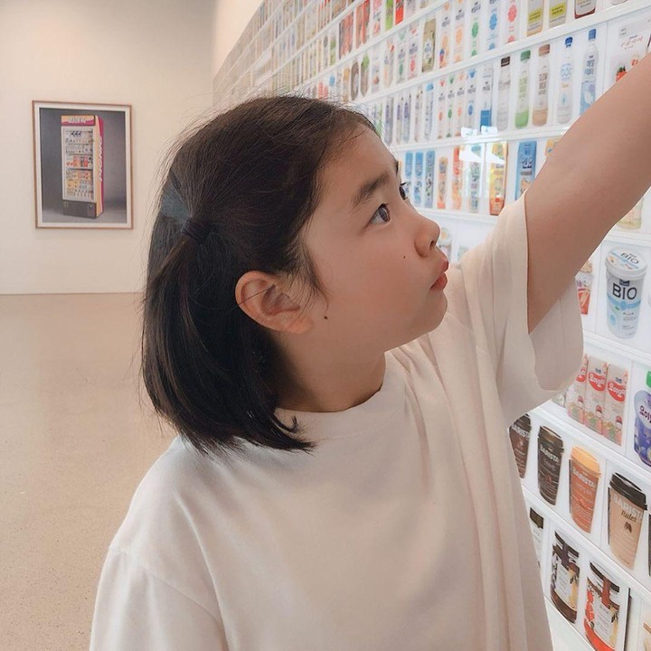 <p>Meskipun hanya tampak dari samping, anak perempuan dari pasangan Tablo Epik High dan aktris Kang Hye Jung, yaitu Lee Ha Ru, sangat cantik dan imut. Saat ini, Ha Ru sudah berusia 13 tahun. (Foto: Instagram @tabloisdad)</p>