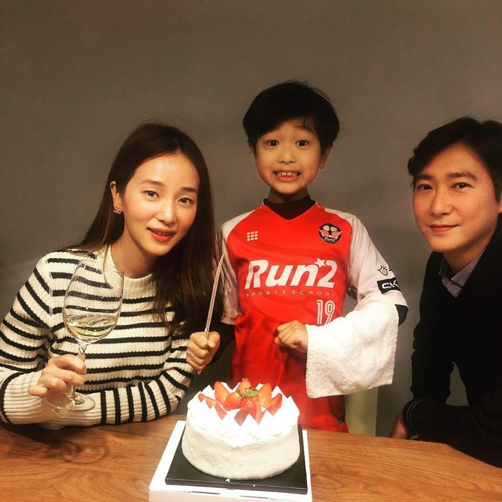 <p>Pada 2013, Ko Ji Yong menikah dengan dokter cantik bernama Heo Yang Im. Setahun menikah, pasangan ini dikaruniai seorang anak laki-laki bernama Ko Seung Jae. Paras Ko Seung Jae yang tampan mirip orang tuanya, banyak menuai pujian dari netizen. (Foto: Instagram @ecojiyong)</p>
