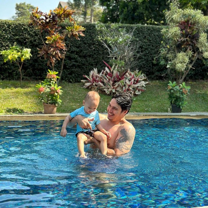 <p>Di usianya yang masih kecil ini, Archie sudah dikenalkan dengan berbagai aktivitas untuk stimulasi tumbuh kembangnya. Marcel dan sang istri kerap mengajak anaknya untuk berenang, berwisata di akuarium besar, hingga pergi ke pantai. (Foto: Instagram: @marcelchandra)</p>