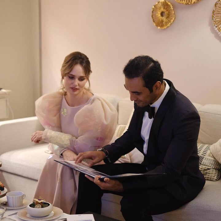 <p>"Ibu yang paling cantik dan istri yang paling cantik<em> #myfunnyvalentine</em>," tulis Ario dengan menggunakan Bahasa Inggris. (Foto: Instagram: @bayu_ario)</p>