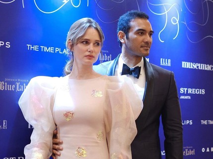 7 Potret Ario Bayu Pemeran Gadis Kretek & Istri Asal Prancis, Makin Mesra di 6 Tahun Pernikahan