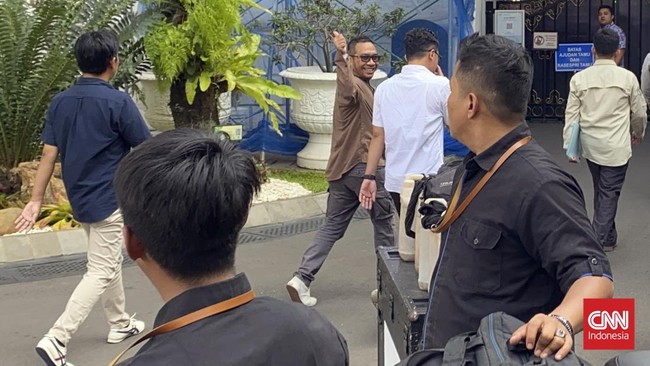 Aktivis Gerakan Pemuda (GP) Ansor Jonathan Latumahina mendatangi Istana Kepresidenan Jakarta pada hari ini, Selasa (7/11).