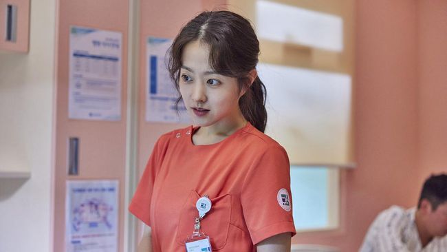 Sinopsis Daily Dose of Sunshine tentang keseruan dan haru yang dialami Park Bo-young sebagai perawat di bangsal psikiatri.