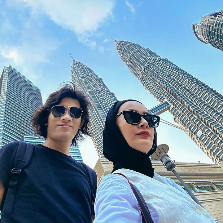 <p>Dhatu dan Tria secara resmi melangsungkan pernikahan pada 13 Oktober 2012 lalu. Kini, keduanya hampir menginjak usia pernikahan yang ke-11. Selama mengarungi bahtera rumah tangga, pasangan artis yang satu ini hampir tidak pernah diterpa gosip miring. (Foto: Instagram@dhaturembulan)</p>