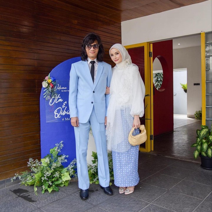 <p>Alih-alih menjadi sorotan karena konflik, pasangan satu ini kerap mencuri perhatian publik karena masih terlihat kompak dan mesra di usia pernikahan yang sudah melewati satu dekade. (Foto: Instagram@dhaturembulan)</p>