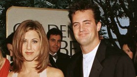 Jennifer Aniston Menangis Cerita Chat Terakhir dengan Matthew Perry