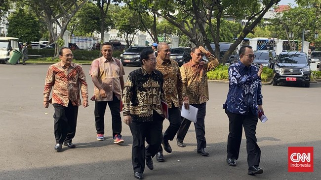 Jokowi menerima kunjungan Forum Rektor Indonesia untuk membekali tiga bakal calon presiden tentang langkah menjadikan Indonesia negara maju.
