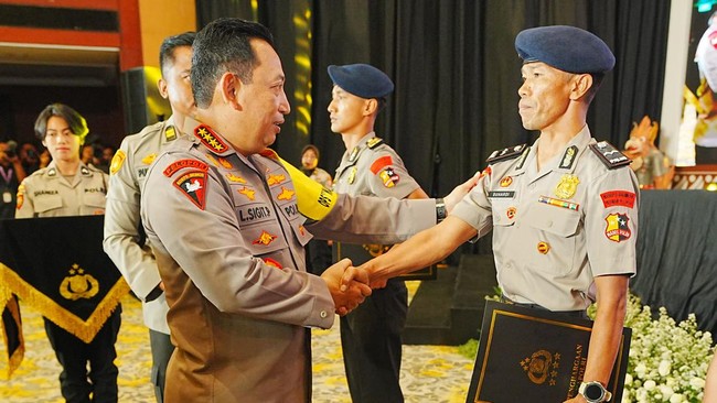 Kapolri Jenderal Listyo Sigit Prabowo memberikan penghargaan Kenaikan Pangkat Luar Biasa (KPLB) terhadap 47 personel Satgas Damai Cartenz.