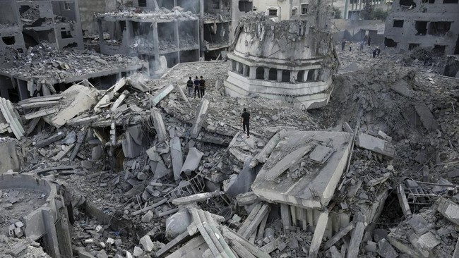 Sebanyak 70 orang tewas usai pasukan Israel menggempur kamp pengungsi Al Maghazi di Palestina pada Minggu (24/12) dini hari, jelang Natal.