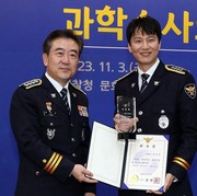 Kim Nam Gil Terpilih sebagai Polisi Kehormatan Korea Berkat Peran Profilernya di 'Through of the Darkness'