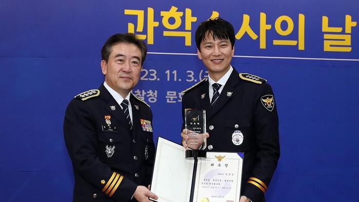Kim Nam Gil Terpilih sebagai Polisi Kehormatan Korea Berkat Peran Profilernya di 'Through of the Darkness'